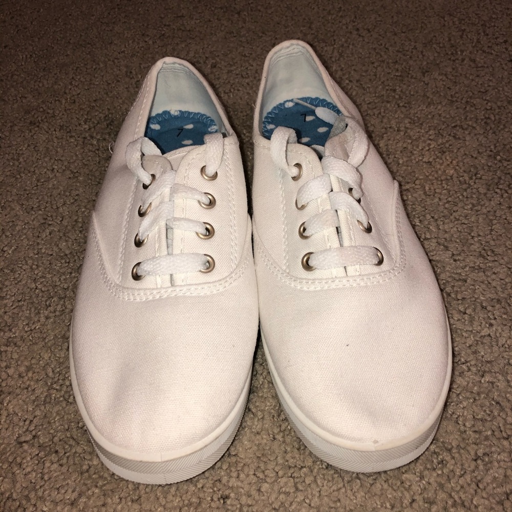 White, flat, light, comfy sneakers